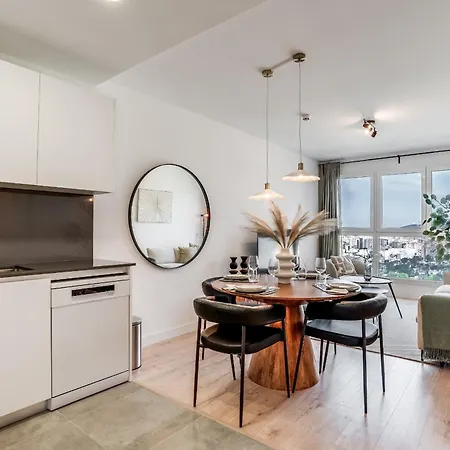 Brand New Urban Sky 25th Floor Apartment